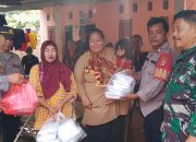 Polsek Pebayuran Salurkan Bantuan Nasi Kotak kepada Warga Terdampak Banjir di Kp. Pisang Batu