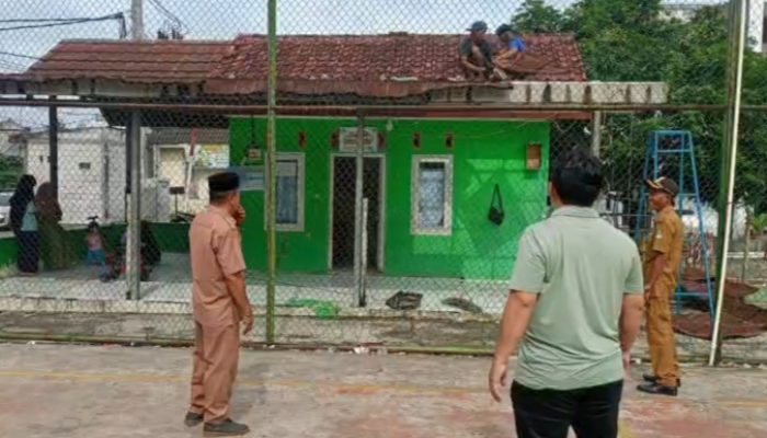 Atap Posyandu Bocor, Kades Ciantra Gerak Cepat Lakukan Perbaikan