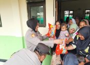 Polisi Humanis, Kasium Polsek Cikarang Utara Bagikan Puluhan Bungkus Snack kepada Anak-anak di Cikarang Kota