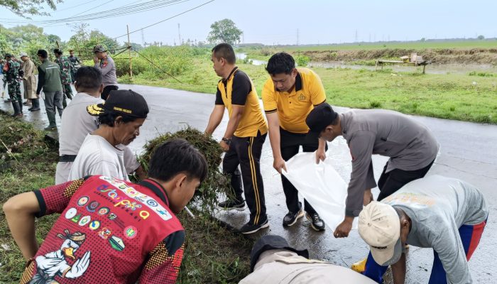 Polsek Pebayuran Bersama Koramil 11 Gelar Giat Korve di Desa Bantar Jaya