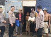 POLSEK PEBAYURAN GELAR KEGIATAN JUM’AT BERKAH, KUNJUNGI WARGA KURANG MAMPU DI DESA KARANGHARJA