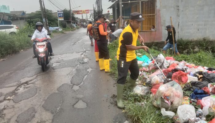 Muspika Sukatani dan Warga Gelar Kerja Bakti Bersihkan Saluran Air di Kampung Buniayu