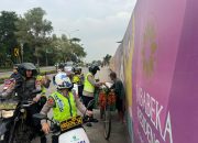 Patroli ngabuburit Penuh Kepedulian, Srikandi Polwan Polres Metro Bekasi bersama Perintis Presisi Hadir Berbagi Takjil dan Beras