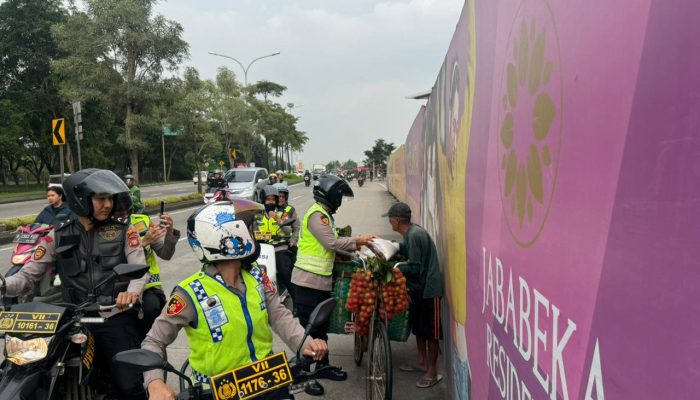 Patroli ngabuburit Penuh Kepedulian, Srikandi Polwan Polres Metro Bekasi bersama Perintis Presisi Hadir Berbagi Takjil dan Beras