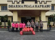 Tebar Kebaikan di Bulan Ramadan, Brimob Batalyon D Pelopor dan Bhayangkari Bagikan Takjil di Jalan Raya Tegal Danas