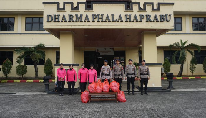 Tebar Kebaikan di Bulan Ramadan, Brimob Batalyon D Pelopor dan Bhayangkari Bagikan Takjil di Jalan Raya Tegal Danas