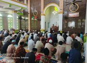 Bhabinkamtibmas Polsek Pebayuran Gelar Safari Kamtibmas dan Sholat Jumat di Masjid Jami Ar-Rohmah Karangreja