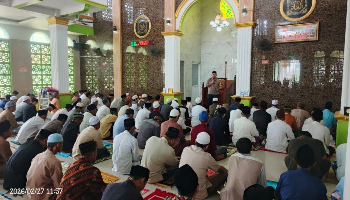Bhabinkamtibmas Polsek Pebayuran Gelar Safari Kamtibmas dan Sholat Jumat di Masjid Jami Ar-Rohmah Karangreja