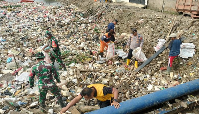 Polsek Sukatani dan Forkopimcam Sukatani Serta Koramil 10 Gelar Kerja Bakti di Kali Srengseng Hilir
