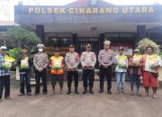 Dalam Rangka OPS Keselamatan Jaya 2026,Polsek Cikarang Utara Bagikan Beras Ke Porter Perlintasan KA