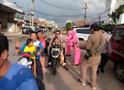 Jajaran Polsek Kedung Waringin bersama Bhayangkari Bagikan Takjil Gratis Kepengguna Jalan dan warga