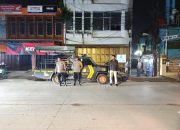 Cegah Tawuran dan Perang Sarung, Personel Polsek Cikarang Utara Patroli Sambil Bagikan Makan Sahur Gratis
