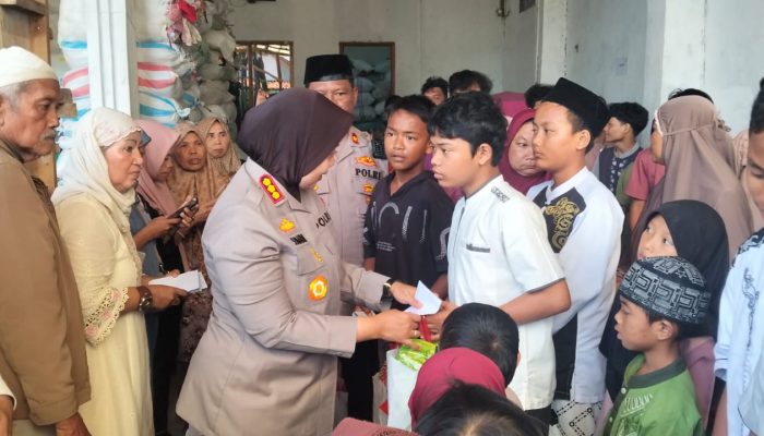 Safari Katibmas dan Jum’at Berkah, Polres Metro Bekasi Bersama Hajah Ratu Salamah Bagikan 500 Paket Sembako Untuk Masyarakat dan Tokoh Lingkungan