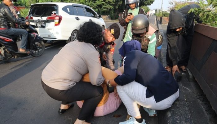 Respons Cepat, jajaran Polres Metro Bekasi Sigap Evakuasi Korban Kecelakaan di Tambun Kab. Bekasi
