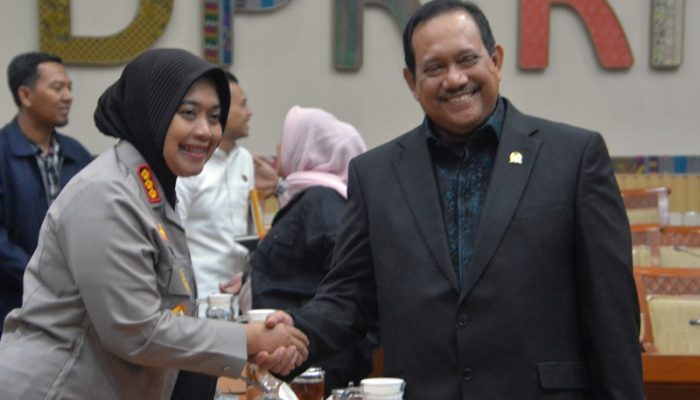 Kapolres Metro Bekasi Terima Penghargaan dari Komisi III DPR RI, Berhasil Tuntaskan Konflik Warga Vasana Neo Vasana