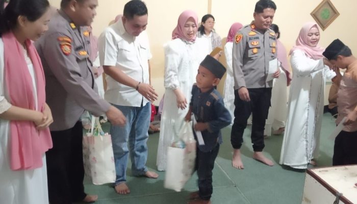 Kapolsek Pebayuran Bersama Bhayangkari Gelar Santunan Anak Yatim dan Buka Puasa Bersama di Musolah Polsek