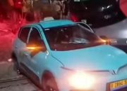 Detik-detik Awal Kecelakaan Diduga Saat Sebuah KRL Menabrak Taksi di Perlintasan Rel Area Stasiun Bekasi Timur