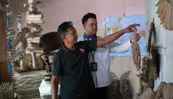 Limbah Kayu Pantai Disulap Jadi Kerajinan Bernilai Ekspor oleh Wayan, Nasabah PNM ULaMM Denpasar