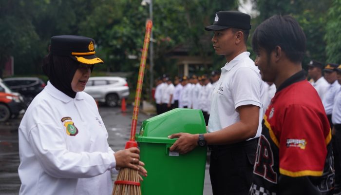 Kapolres Metro Bekasi Pimpin Apel Serentak Pencanangan Gerakan Jaga Jakarta Bersih dan Asri, Wujudkan Bekasi Peduli Lingkungan untuk Indonesia