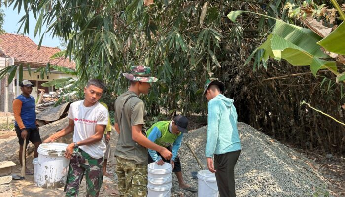 Hari Ke-6 TMMD Ke-129 Satgas Dan Warga Kompak Cor Jalan Lingkungan Di Wibawamulya