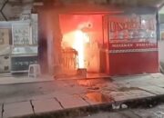 Breaking News ! Diduga Tabung Gas Meledak, Warung Nasi Padang di Karangrahayu Bekasi Hangus Terbakar