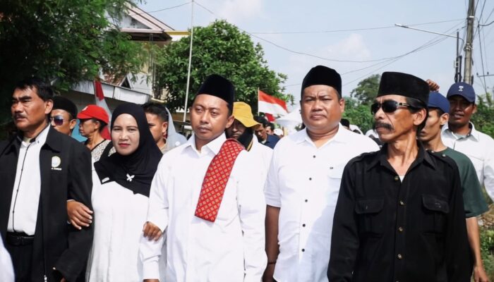 Gunawan Resmi Daftar Bakal Calon Kepala Desa Sumberurip Diantar Keluarga Dan Ratusan Pendukung ke Meja Panitia