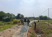 Target Tepat Waktu! Intip Aksi Kompak Satgas TMMD ke-129 dan Warga Kebut Cor Jalan di Bekasi