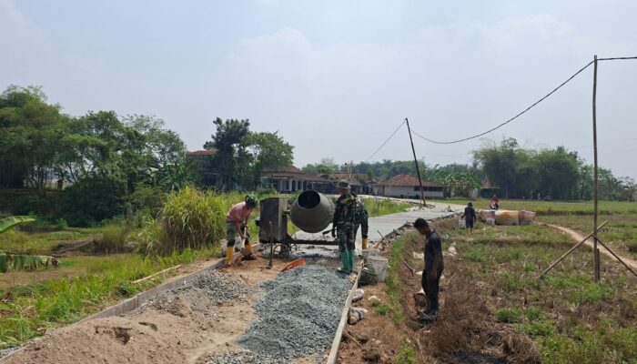 Target Tepat Waktu! Intip Aksi Kompak Satgas TMMD ke-129 dan Warga Kebut Cor Jalan di Bekasi
