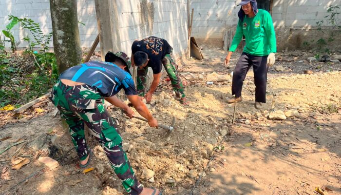 Kebut Pembangunan Sasaran 5, Satgas TMMD ke-129 Lakukan Pengurukan Tanah di Wibawamulya
