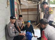 Wujud Kepedulian Kapolsek Pebayuran Pimpin Jumat Berkah Salurkan Bantuan Sembako kepada Warga Karang Reja