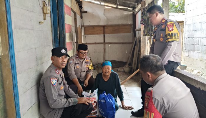Wujud Kepedulian Kapolsek Pebayuran Pimpin Jumat Berkah Salurkan Bantuan Sembako kepada Warga Karang Reja