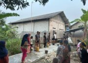 Sentuhan Kehangatan di TMMD Bekasi: Ibu-Ibu dan Anak-Anak Sukarela Bantu Siram Jalan Beton