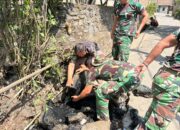 Wujud Kemanunggalan TNI-Rakyat: Warga Bekasi dan Satgas TMMD Bahu-Membahu Bersihkan Area Sasaran 4