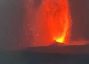 Status Siaga, Anak Krakatau Muntahkan Batu Pijar dan Asap Hitam hingga 400 Meter