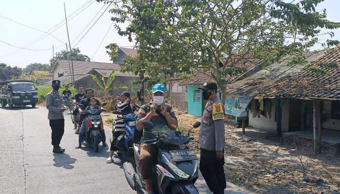Polsek Pebayuran Bagikan 50 Masker kepada Pengguna Jalan Antisipasi Dampak Abu Vulkanik Gunung Anak Krakatau