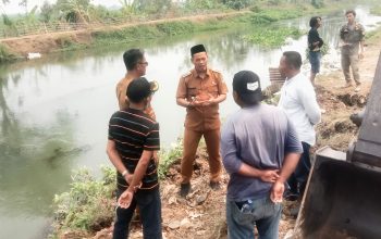 Camat Pebayuran Kunjungi Jalannya Normalisasi BKG 17 Pastikan Aliran Air Irigasi Lancar