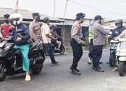 Kapolsek Pebayuran Bersama Jajaran Bagikan Masker kepada Pengguna Jalan Antisipasi Dampak Abu Vulkanik Gunung Anak Krakatau