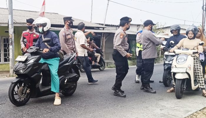 Kapolsek Pebayuran Bersama Jajaran Bagikan Masker kepada Pengguna Jalan Antisipasi Dampak Abu Vulkanik Gunung Anak Krakatau