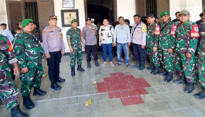 Kapolsek Pebayuran Pimpin Pengamanan Nobar Persija vs Persib Jaga Suasana Tetap Aman Dan Kondusif